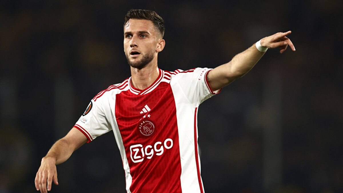 Ajax'ın orta sahadaki bir diğer önemli ismi Branco van den Boomen'in durumu ise maç saatinde belli olacak.<br><br>