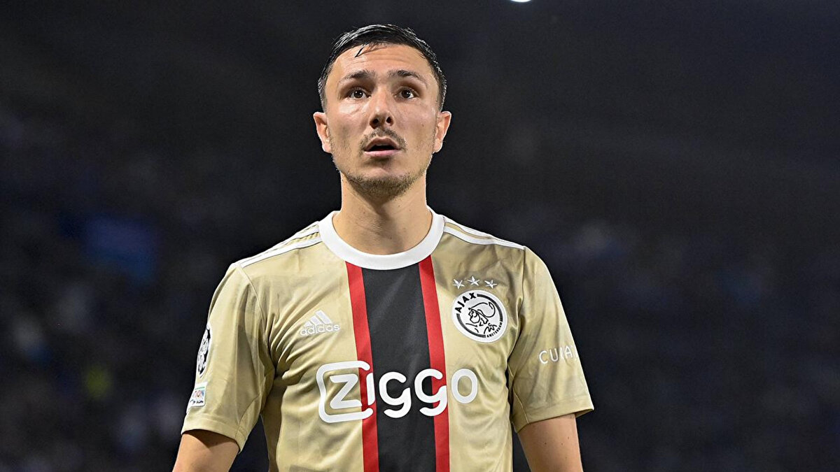 Ajax'ın bir başka orta saha oyuncusu Steven Berghuis de yaşadığı sakatlık sebebi ile takımını yalnız bırakmak durumunda kalacak.