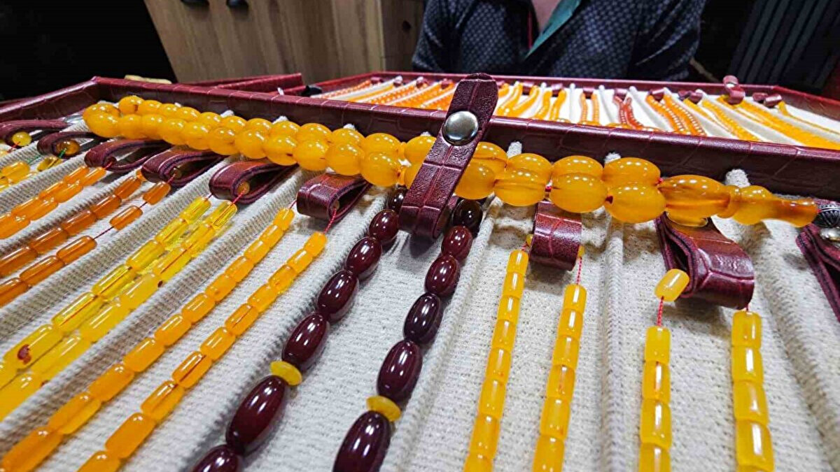 "Ama bilmiyorlar bunlar tarihi eser. Osmanlı döneminden önce olanlar bile var. Şimdi renkleri değiştiğimi ayrı bir değer oluyor. Bunların hem renk yapıları hem damar yapıları hem de hissiyat olarak fiyatları değişiyor. Bu tespihlere aşığız. Bu aşkı çeken bilir. Bazıların araba koleksiyonu var bazılarının pırlanta koleksiyonu var. Herkesin bir zevki var. Benim yüzüğüm bile Osmanlı kehribarıdır. Ben böyle materyallere çok değer veriyorum. Bu tespihleri çocuğuma yatırımlık olarak bırakacağım" diye konuştu.