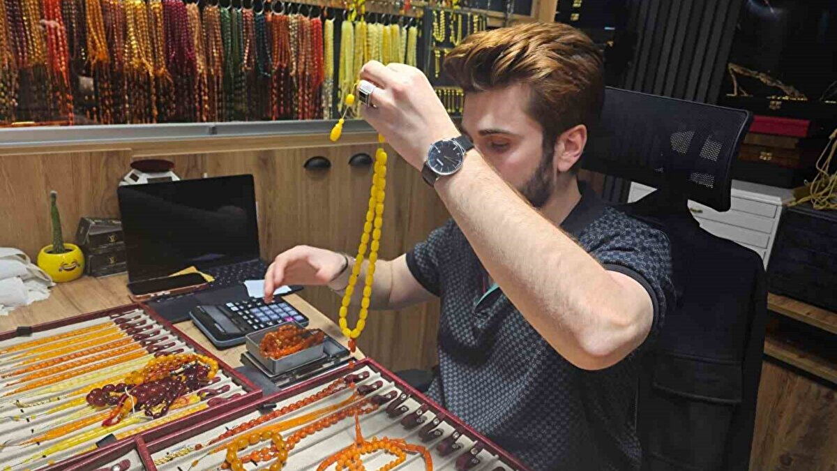 Osmanlı döneminden kalma kehribarların büyük bir manevi ve maddi değere sahip olduğunu belirten Özdemir, "Bu tespihler hem koleksiyon değeri taşıyor hem de gelecek için önemli bir yatırım. En kıymetlisini ise çocuğuma hatıra olarak bırakacağım" dedi.