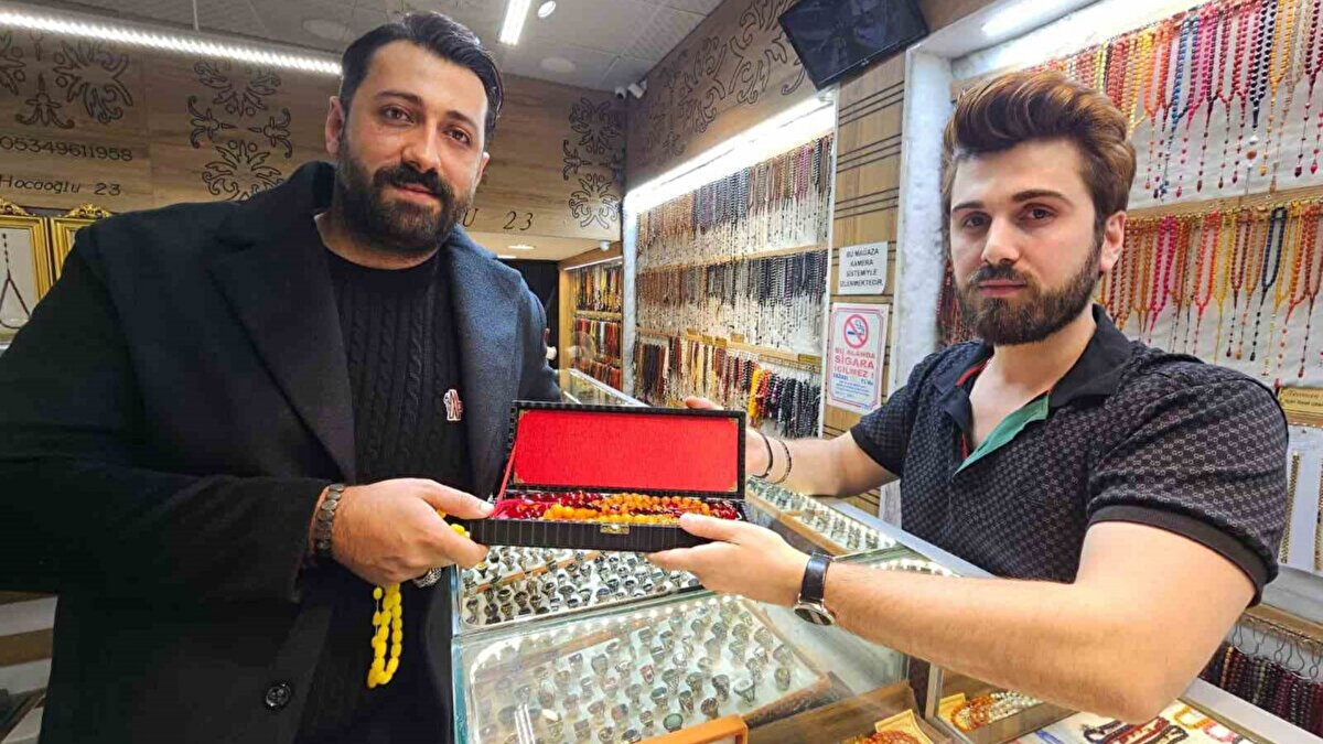 Elazığ’da kuyumculuk yapan Muhammed Özdemir’in tespih sevgisini sınır ve limit tanımıyor. Uzun yıllardır tespih merakıyla bilinen Özdemir, tespih ustası Hadin Bulut’tan 10 adet Osmanlı kehribarı tespihi toplam 1 milyon 600 bin lira karşılığında satın aldı.