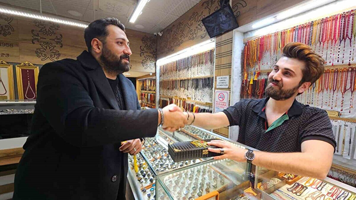 Tespih ustası Hadin Bulut ise "Tespihe çocukluğundan beridir bir merakı var. Bayağı bir koleksiyon biriktirdi. Fiyat olarak söylemek istemiyorum ama bir villa parası kadar vardır. Ben tespih satıyorum ama benden daha fazla kıymetli tespih toplamıştır. Bu tarz ürünler fazla bulunmuyor."