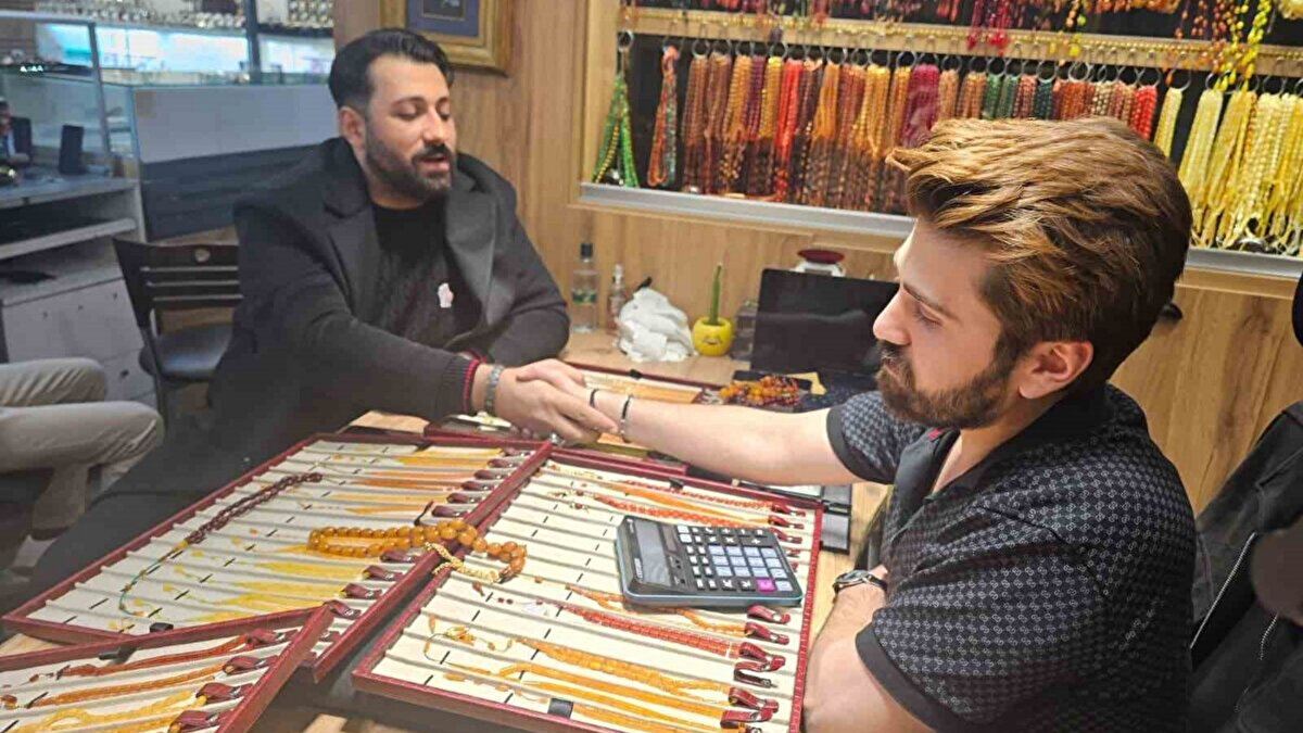 "Tespih aşkını çeken bilir" diyen Özdemir, yıllardır tespih çekmenin kendisi için bir tutku haline geldiğini vurguladı. Tespihlerin hem kültürel bir miras hem de sabrın sembolü olduğunu belirten Özdemir, tespih meraklılarının bu değeri çok iyi anladığını ifade etti.