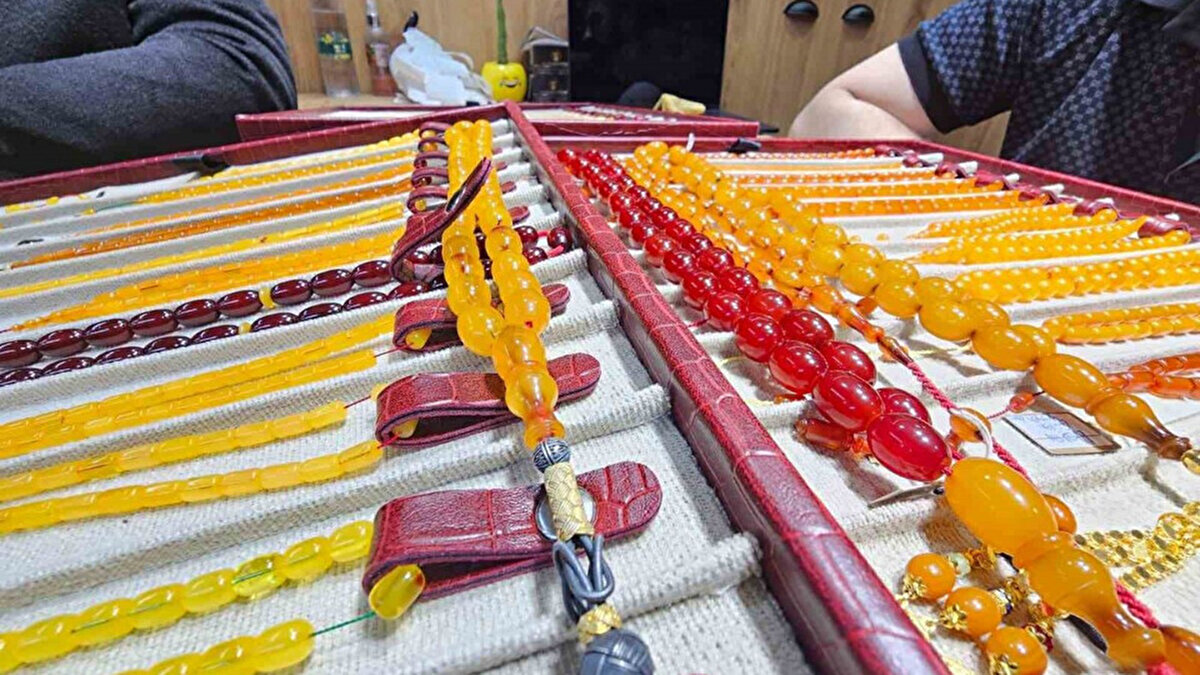 Özdemir, "Bu iş zevk işi benim için öncelikle. Bu zevkin yanında bu tespihleri aldığımda zarar da etmiyorum, yatırımdır. Kazandırdığı içinde bir artısı oradan geliyor.1 milyon 600 bin liralık burada alışveriş yaptık. Bir araba parasını tespihe verdik. İnsanlar diyor bunlar acaba kafayı mı yedi. Tespihe bu kadar para mı verilir?"