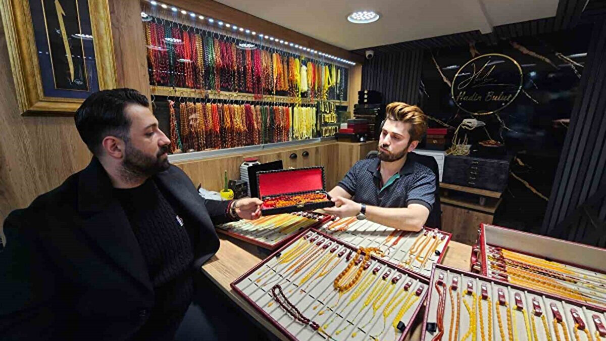 "Bizim tanıdıklarımıza satmamızın nedeni bizim içinde iyi oluyor. Yarın müşteri geldiği zaman biz koleksiyonerleri arıyoruz. Değeri neyse ödüyoruz ve tekrar alıyoruz. Bu tür ürünler artık fazla bulunmuyor. Malzeme ne kadar nadirse o kadar kıymetli oluyor" ifadelerini kullandı.