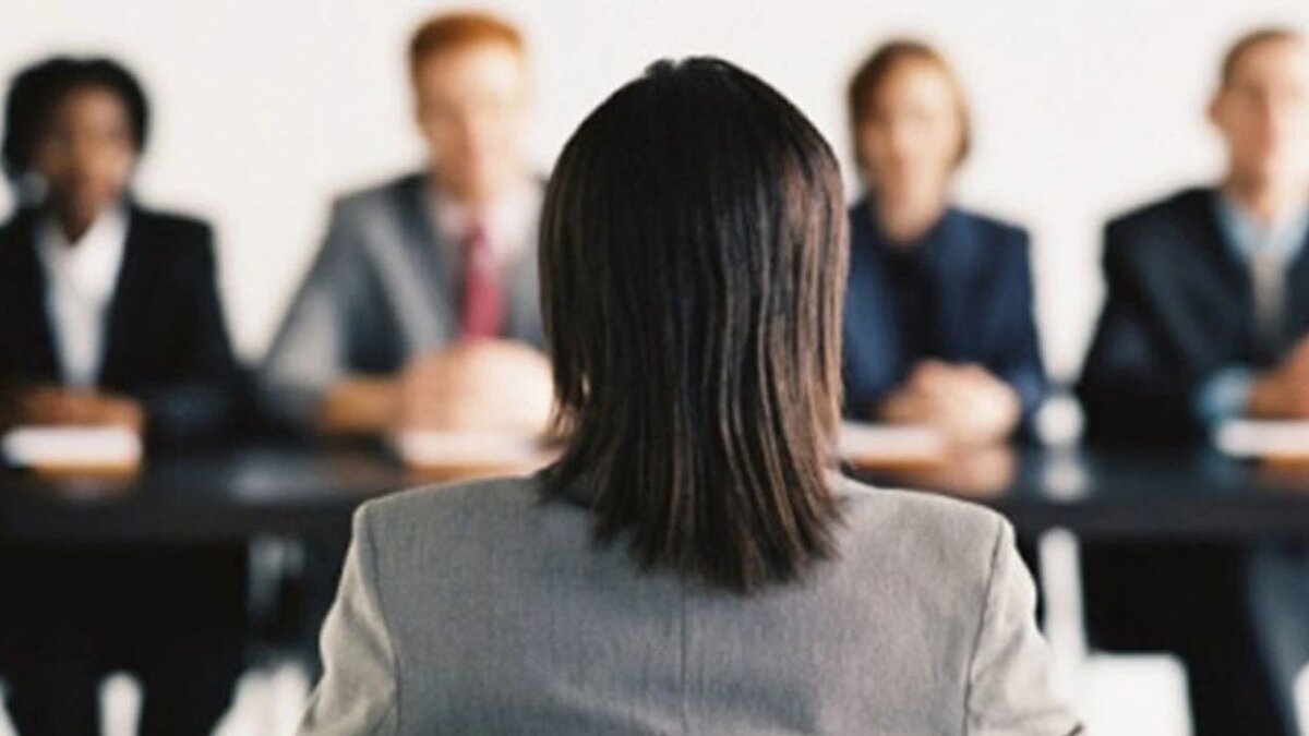 Hükûmet, kamu alımlarında tartışma konusu olan mülakat sistemini yeniden şekillendiriyor. Yeni düzenlemeyle mülakat, yalnızca görevin gerektirdiği hallerde uygulanacak. Sınav kurullarında şeffaflık artırılacak, görevde yükselme kriterleri liyakat esasına göre güncellenecek.