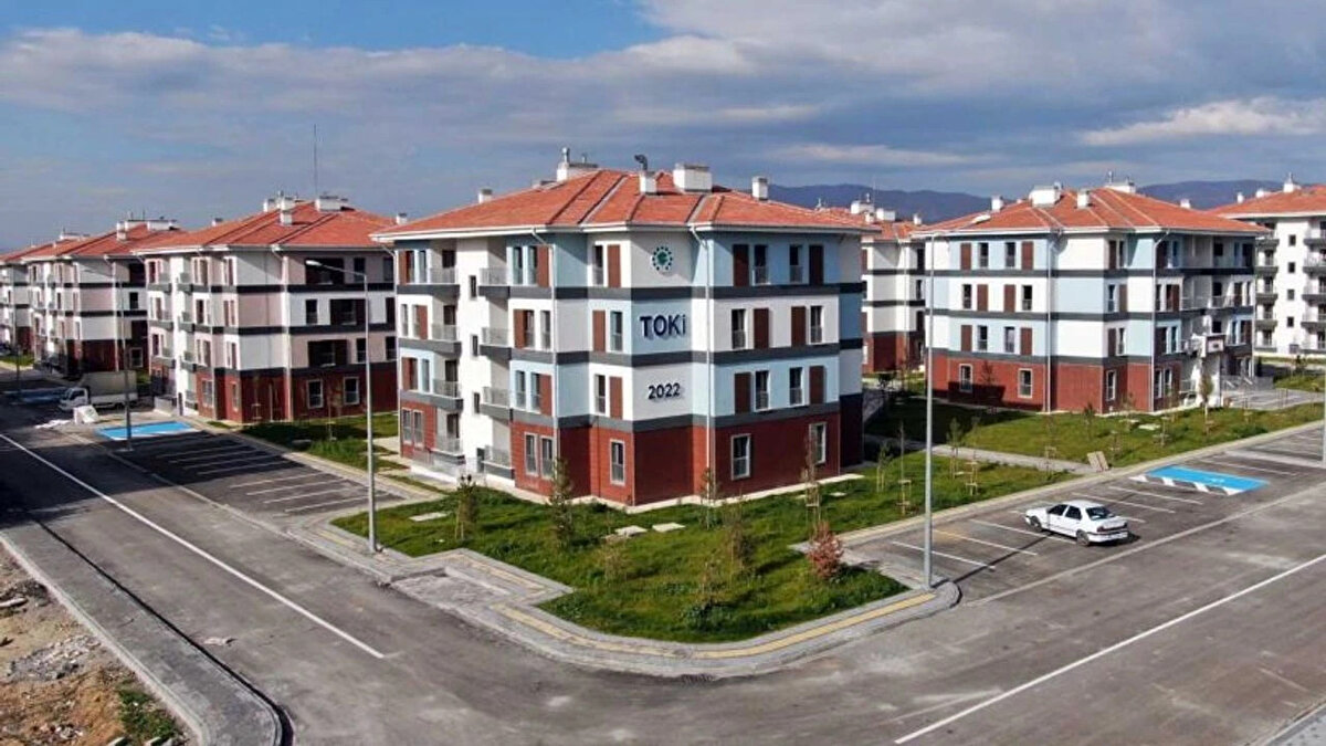 TOKİ İstanbul’da sosyal konutlar nereye yapılacak?<br><br>Uzmanlara göre konutların yoğunlaşabileceği bölgeler:<br><br>Arnavutköy<br><br>Esenyurt<br><br>Tuzla<br><br>Başakşehir<br><br>Silivri<br><br>Çatalca<br><br>Ancak resmi açıklama henüz yapılmış değil.