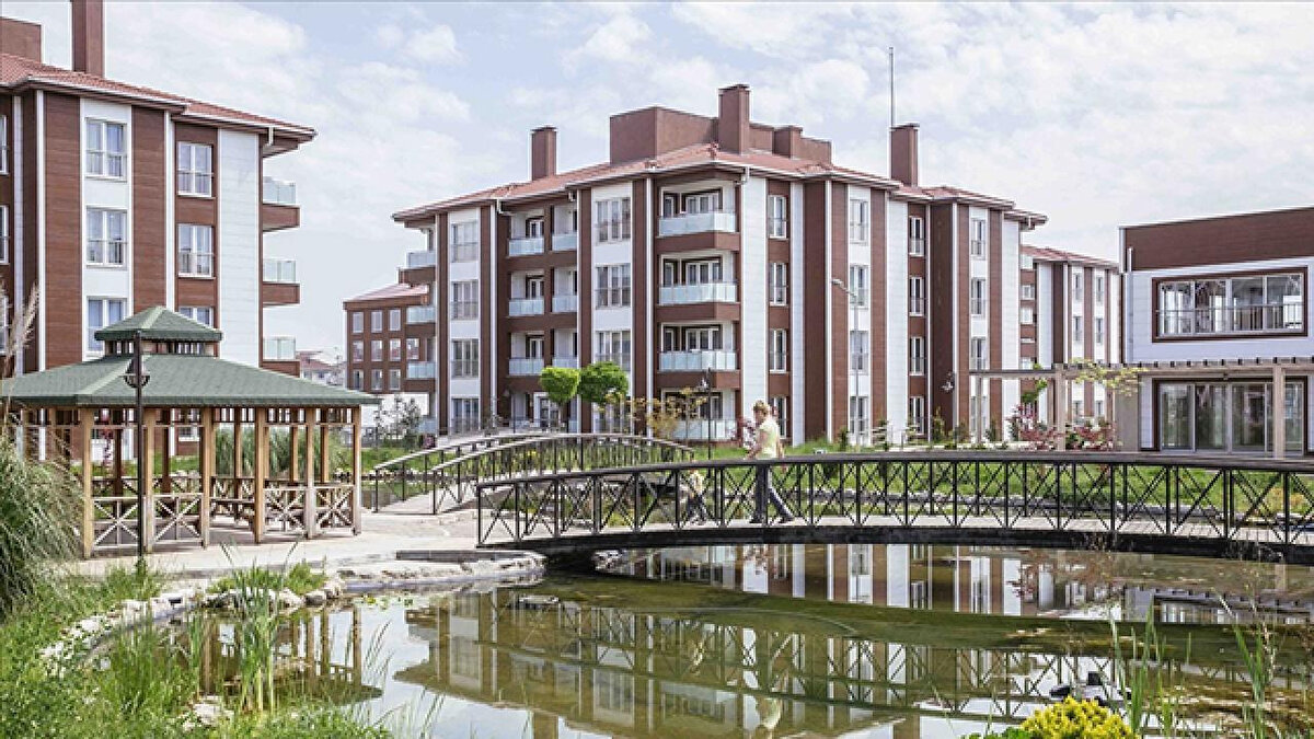 TOKİ hangi ilçede ev yapacak?<br><br>İstanbul’da yapılacak sosyal konutların ilçe dağılımı henüz açıklanmadı. Yerleşim alanları TOKİ tarafından arsa çalışmalarının tamamlanmasının ardından kamuoyuna duyurulacak.