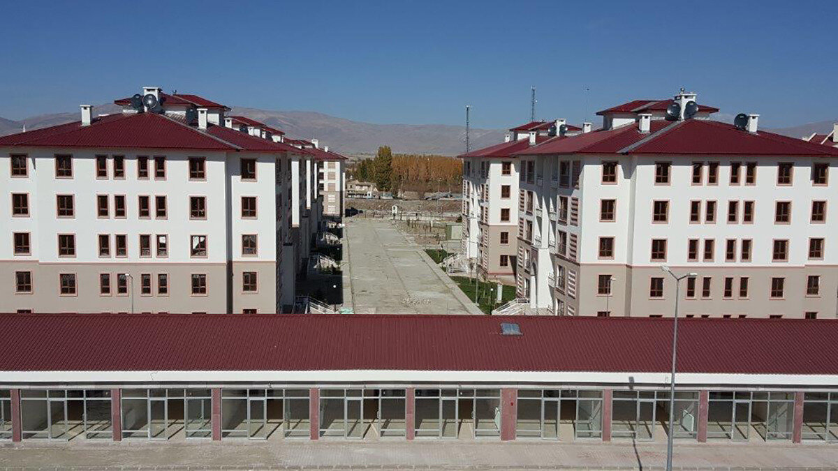 TOKİ taksitleri memur maaşına göre artar mı?<br><br>TOKİ taksitleri, yıllık memur maaş artış oranına göre güncellenebilir. Artış oranı proje sözleşmesinde belirtilir.