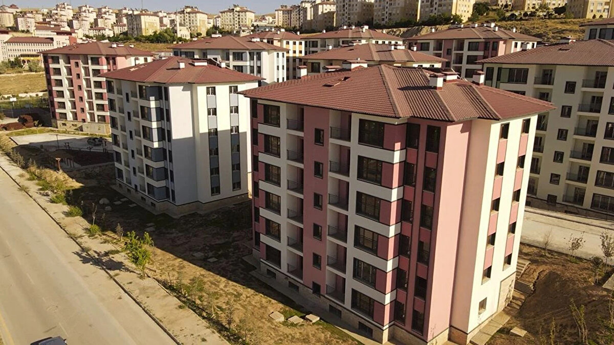 TOKİ’ye kimler başvurabilir?<br><br>En az 18 yaşını doldurmuş olmak,<br><br>En az 10 yıldır T.C. vatandaşı olmak,<br><br>Üzerine kayıtlı tapu bulunmamak,<br><br>İstanbul için hane gelirinin 145 bin TL’yi, diğer illerde 127 bin TL’yi geçmemesi gerekmektedir.