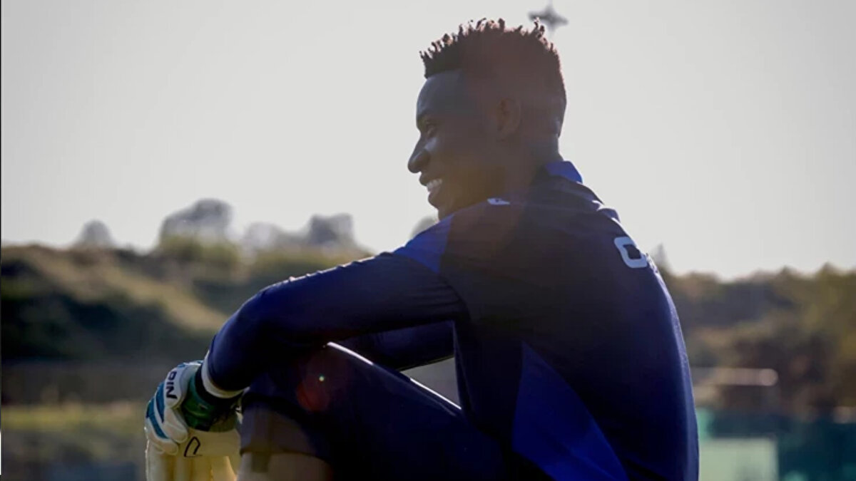 Trabzonspor'da sezon başında Uğurcan Çakır'ın Galatasaray'a transferi ile birlikte kiralık olarak Onana ile anlaşılmıştı.