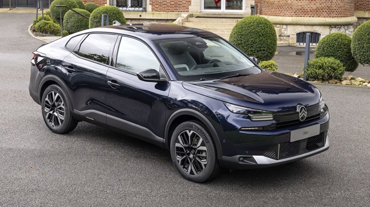 C4<br><br>1.2 PureTech 130 HP EAT8 You → 1.821.000 TL (Nakit fiyat: 1.791.000 TL)<br><br>1.2 PureTech 130 HP EAT8 Max → 2.004.000 TL<br><br>1.2 Hybrid 145 HP ë-DCS6 Max → 2.113.000 TL<br><br>C4 X<br><br>1.2 PureTech 130 HP EAT8 You → 1.844.000 TL<br><br>1.2 PureTech 130 HP EAT8 Max → 2.025.000 TL (Nakit fiyat: 1.995.000 TL)