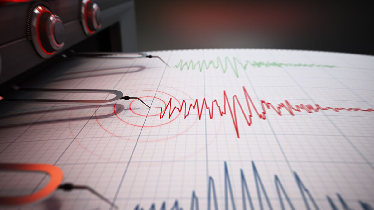 Deprem Anında Ne Yapılmalı?<br><br>AFAD önerileri:<br><br>Sabitlenmiş mobilyaların yanında “yaşam üçgeni” oluşturun,<br><br>Asansör kullanmayın,<br><br>Balkon ve merdivenlerden uzak durun.