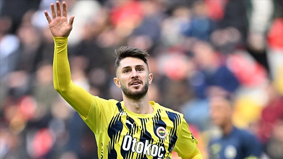 Fenerbahçe’nin 26 yaşındaki milli futbolcusu İsmail Yüksek, bu sezonki performansıyla yeniden Avrupa kulüplerinin ilgisini çekti. Daha önce İspanya’dan Atletico Madrid ve Almanya’dan Borussia Dortmund tarafından takip edilen yıldız futbolcu, performansındaki yükselişle dikkatleri üzerine topladı.