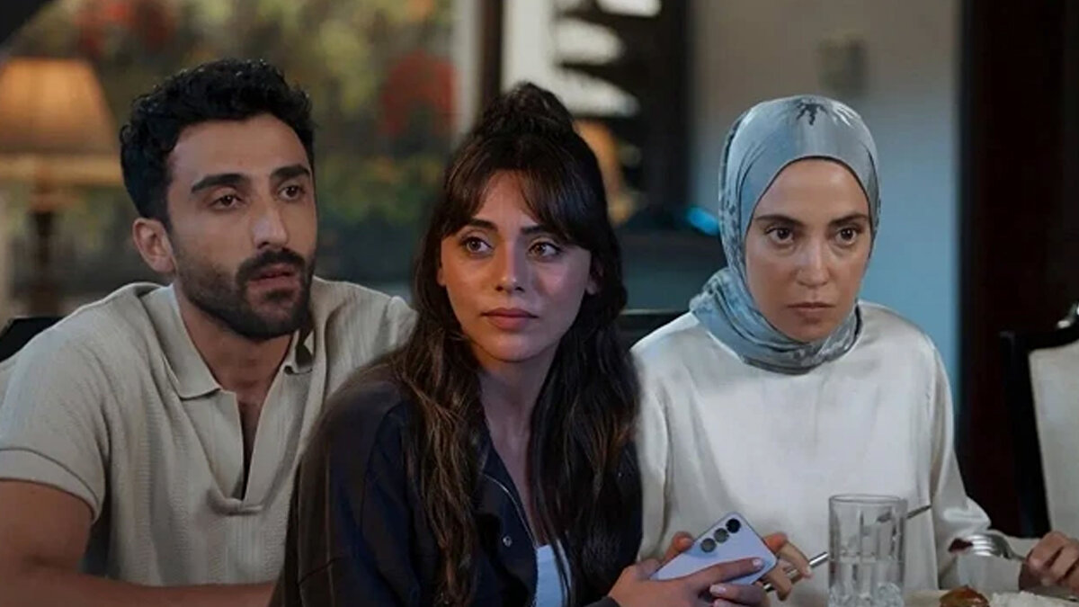 Kızılcık Şerbeti ne zaman yayınlanıyor?<br><br>Melis Civelek ile Zeynep Gür'ün kaleme aldığı, yönetmenliğini Özgür Sevimli'nin üstlendiği 'Kızılcık Şerbeti', yeni bölümüyle cuma akşamı saat 20.00'de SHOW TV'de yayınlanıyor.