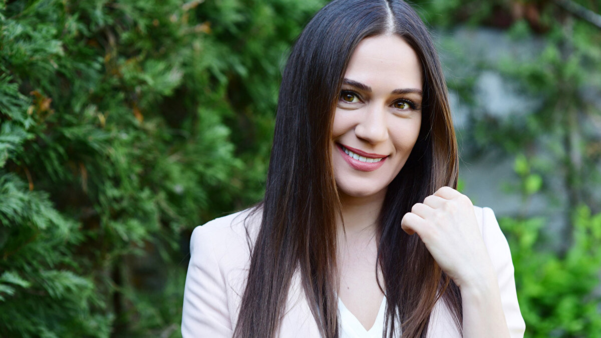 ÖZGE BORAK KİMDİR?<br><br>Ünlü oyuncu Özge Borak 1982 yılında Ankara'da dünyaya geldi.Henüz 8 yaşındayken Şehir Tiyatroları çocuk bölümünü kazanan Borak, bu şekilde sanat hayatına ilk adımını attı. Borak, İstanbul Devlet Opera ve Balesi (İDOB) sanatçısı, başkoreografı Selçuk Borak'ın kızı. Sanatçı bir aileden gelen ve İstanbul Devlet Konservatuvarı Tiyatro Bölümünden mezun olan sanatçının annesi, balerin Buket Borak olup kardeşi Selim Borak İDOB'un baş dansçılarından.