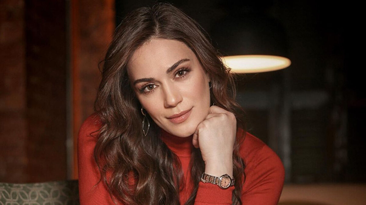 Özge Borak, ilk olarak 2003 yılında kamera karşısına geçti, böylece film dünyasına da adım atmış oldu. Yine sevilen dizi listelerinin başında yer alan Leyla ile Mecnun 68. bölümünde "Pakize" rolünde konuk oyuncu olarak yer aldı. Ardından Güldür Güldür Show adlı programda "Nezaket" karakterine 100 bölüm hayat verdi.<br><br>Öte yandan 2022 yılında "Maske Kimsin Sen?" adlı yarışmaya katılan Borak, yarışmayı birincilikle bitirdi.