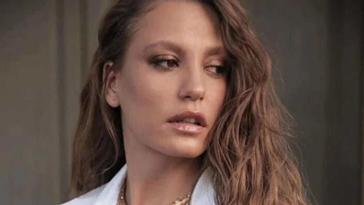 SERENAY SARIKAYA KİMDİR?<br><br>Serenay Sarıkaya, oyunculuğu, güzelliği ve sahnedeki ışığıyla son yılların en dikkat çeken isimlerinden biri. “Lale Devri” ve “Medcezir” dizileriyle geniş kitlelere ulaşan Sarıkaya, sonrasında “Fi” ve “Aile” gibi projelerle hem dijitalde hem televizyonda güçlü oyunculuğuyla adından söz ettirdi. 