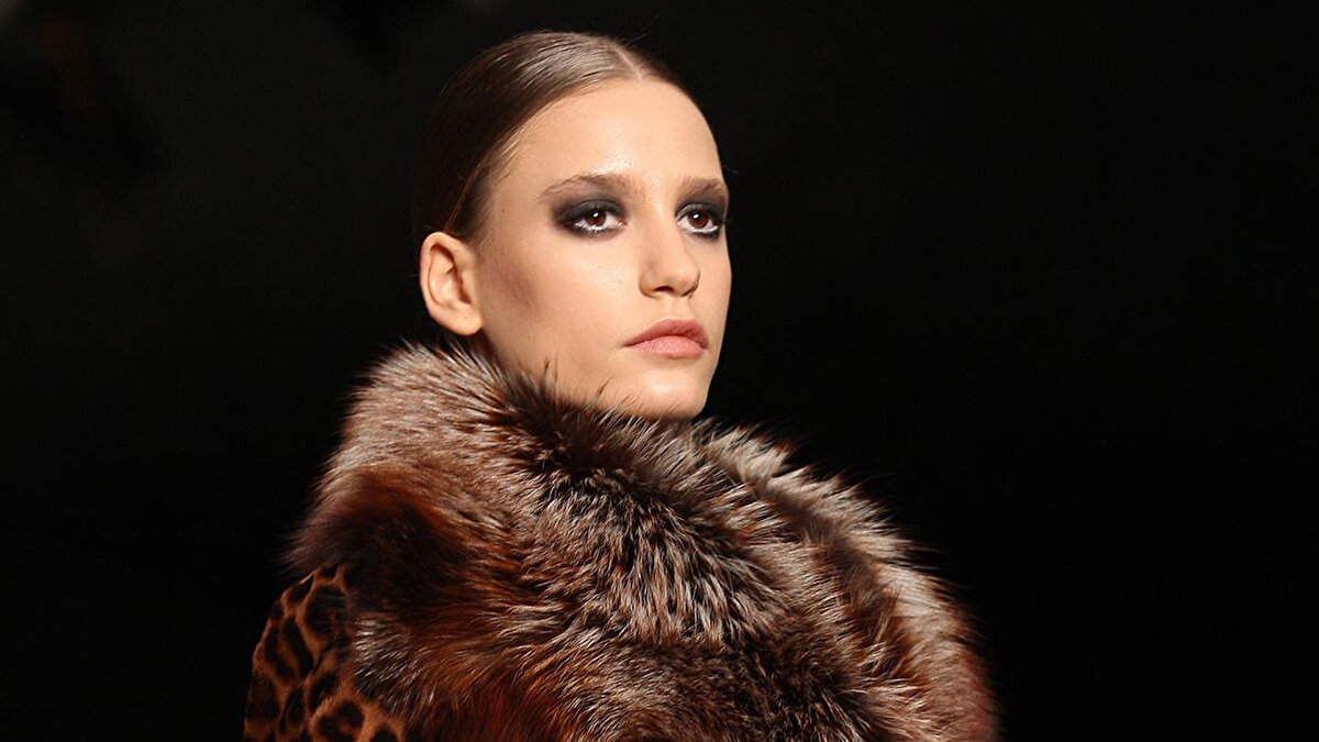 SERENAY SARIKAYA KAÇ YAŞINDA? <br><br>Serenay Sarıkaya, 1 Temmuz 1991 doğumlu. 2025 yılı itibarıyla 33 yaşında. Zarif fiziğiyle de sık sık gündeme gelen Serenay Sarıkaya’nın boyu 1.75 cm, Yengeç burcu, kilosu ise yaklaşık 54-55 kg civarında.