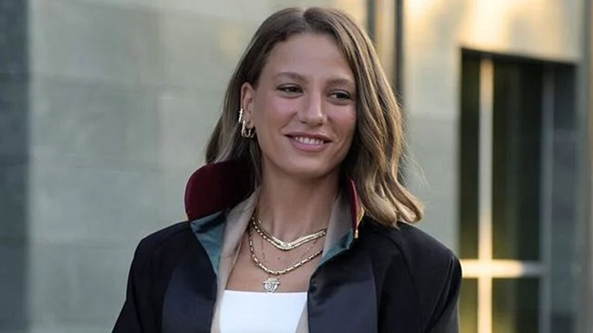 SERENAY SARIKAYA NERELİ? <br><br>Serenay Sarıkaya, 1 Temmuz 1992'de Ankara'nın Çankaya ilçesinde doğdu. Ancak çocukluk ve gençlik yıllarını Antalya'da geçirdi. Bu nedenle bazı kaynaklarda Antalyalı olarak da anılsa da, aslen Ankaralıdır.
