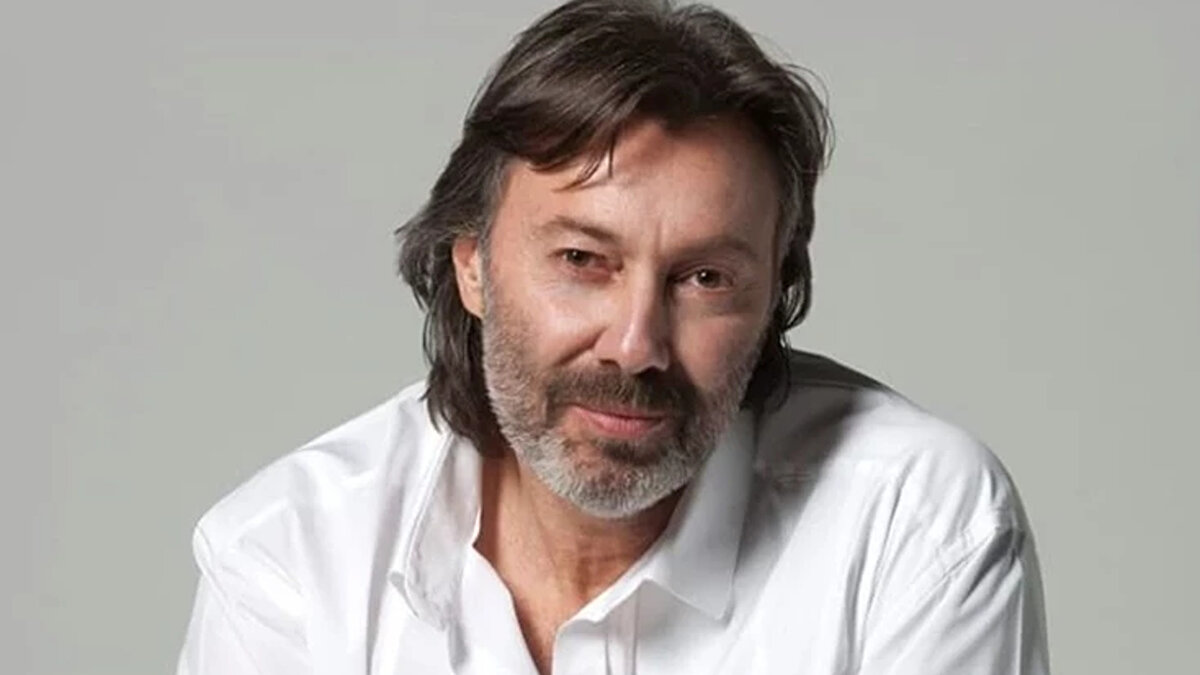 HAKAN KARAHAN KİMDİR?<br><br>İstanbul doğumlu oyuncu Hakan Karahan, 1 Ocak 1960 yılında dünyaya geldi. Lise eğitimini ABD'de tamamlayan Karahan, lisans eğitimini  Miami Üniversitesinde işletme üzerine tamamlamıştır.<br><br>Hakan Karahan, ilk iş deneyimini 1984 yılında Cenevre'de Du Pont de Nemours'da yaşadı. Ardından Türkiye'ye dönen yakışıklı oyuncu Karahan, Sabancı Holding'in çeşitli departmanlarında çalıştı. 70'e yakın makale yazan Hakan Karahan, çeşitli yayın organlarında da görevde bulundu. Yazın hayatı boyunca birçok kitap yazan Karahan, aynı zamanda birçok yapımda da rol aldı.