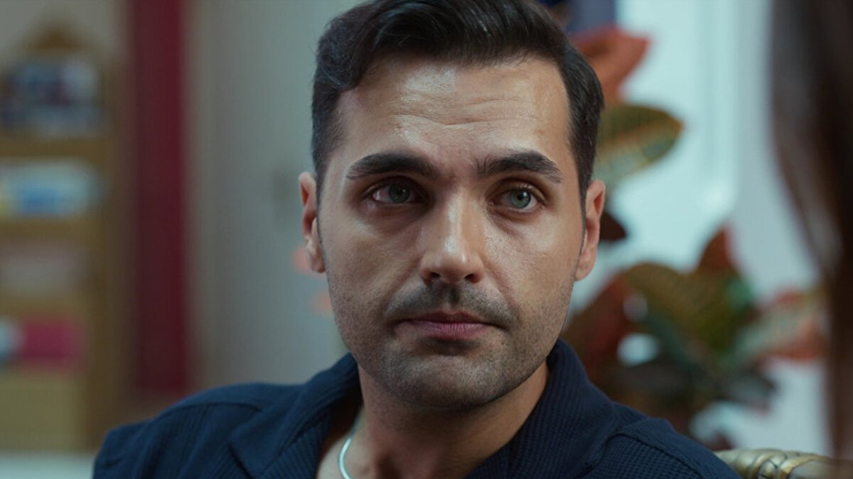 YALÇIN HAFIZOĞLU KİMDİR? <br><br>1989 tarihinde İstanbul'da doğan Yalçın Hafızoğlu, 2014-2016 yılları arasında çeşitli hocalardan oyunculuk dersleri almıştır. Eşkiya Dünyaya Hükümdar Olmaz dizisinde canlandırdığı Hızır Ali Çakırbeyli karakteriyle adını duyuran Yalçın Hafızoğlu, sadece oyunculuk değil, aynı zamanda müzisyen yönüyle de merak uyandırıyor. Çok küçük yaşta önemli isimlerden oyunculuk eğitimi almaya başlayan Yalçın Hafızoğlu, kariyerine sağlam bir temel atmıştır.