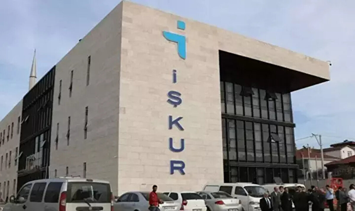 🏛️ Bakırköy Belediye Başkanlığı: Memur ve Zabıta Memuru Alımı<br><br>İstanbul ili Bakırköy Belediyesi, bünyesine 657 sayılı Devlet Memurları Kanunu kapsamında memur ve zabıta personeli alacağını duyurdu.<br><br>Alımlar, Mahalli İdarelere İlk Defa Atanacaklara Dair Sınav ve Atama Yönetmeliği ile Belediye Zabıta Yönetmeliği hükümlerine göre gerçekleştirilecek.