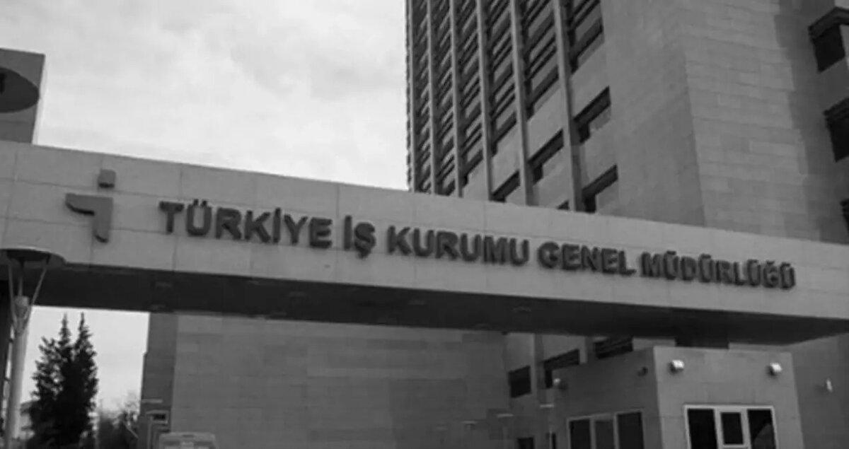 Başvuru İçin Gerekli Belgeler<br><br>Kuruma göre değişmekle birlikte genel olarak;<br><br>Kimlik fotokopisi<br><br>Öğrenim belgesi<br><br>Sağlık raporu (bazı kadrolar için)<br><br>Askerlik belgesi (erkek adaylar için)<br><br>KPSS sonuç belgesi<br><br>talep ediliyor.