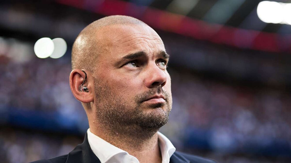 Eski Galatasaray ve Ajax yıldızı Wesley Sneijder, Şampiyonlar Ligi’nde Ajax karşısına çıkacak sarı-kırmızılılar hakkında çarpıcı açıklamalarda bulundu. Sneijder, Osimhen, Yunus Akgün ve Barış Alper Yılmaz’ın hücum hattının dikkat çekici olduğunu belirtirken, orta sahadaki Torreira, Sara ve Sane üçlüsünün Şampiyonlar Ligi seviyesinde olduğunu söyledi. Ancak savunmadaki hataların büyük mağlubiyetlere yol açabileceğini vurgulayarak Frankfurt maçındaki 5-1’lik yenilgiyi hatırlattı.