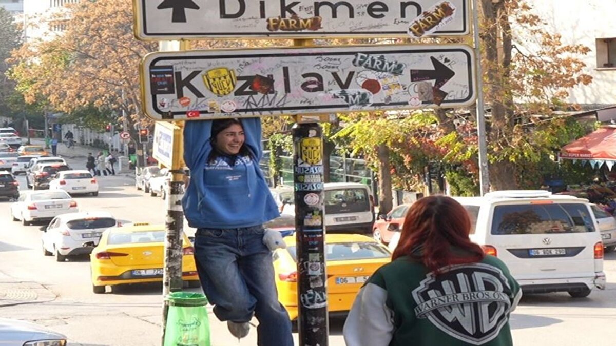 John Fitzgerald Kennedy Caddesi’nde bir süre önce kimliği belirsiz kişiler tarafından sökülerek götürülen Kızılay tabelası, Ankara Büyükşehir Belediyesi ekipleri tarafından yeniden yerine monte edildi. Ancak kısa sürede tabelanın yüzeyine çeşitli stickerlar yapıştırıldığı ve yazılar yazıldığı görüldü. Gençlerin tabelaya asılarak fotoğraf çektikleri, yoldan geçen birçok kişinin de akım için poz verdiği görüldü.