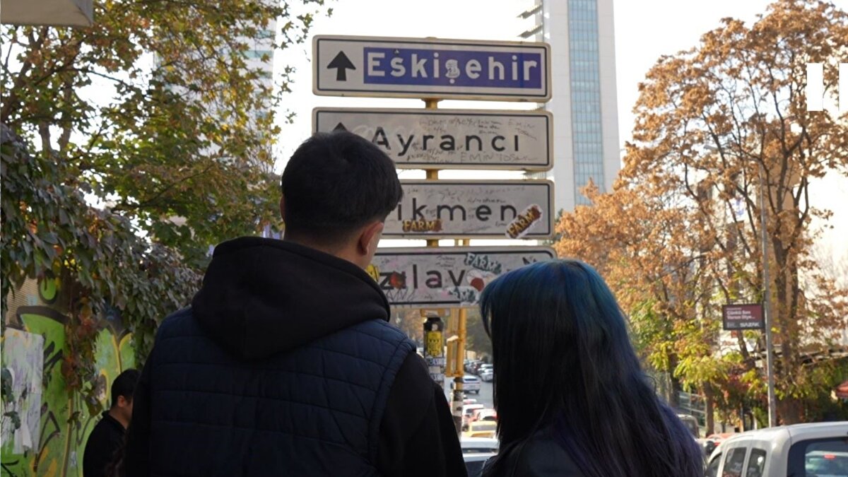 Öte yandan ailesiyle birlikte Denizli’den Ankara’ya gelen bir genç de sosyal medya akımına katılıp, Kızılay tabelasına asılarak fotoğraf çektirdi. Ailesi ile Ankara’ya gezmeye gelen Nilo Mehra isimli genç, "Hazır buraya gelmişken tabelayı da görmek istedim. Çünkü şu sıralar sosyal medyada bayağı bir popüler oldu. Amacım video çekmekti ama pek yetişemedim, ben de tabela ile fotoğraf çektirdim. Gördüğüm kadarıyla yeni tabela değil, tekrardan yerine monte etmişler "dedi.