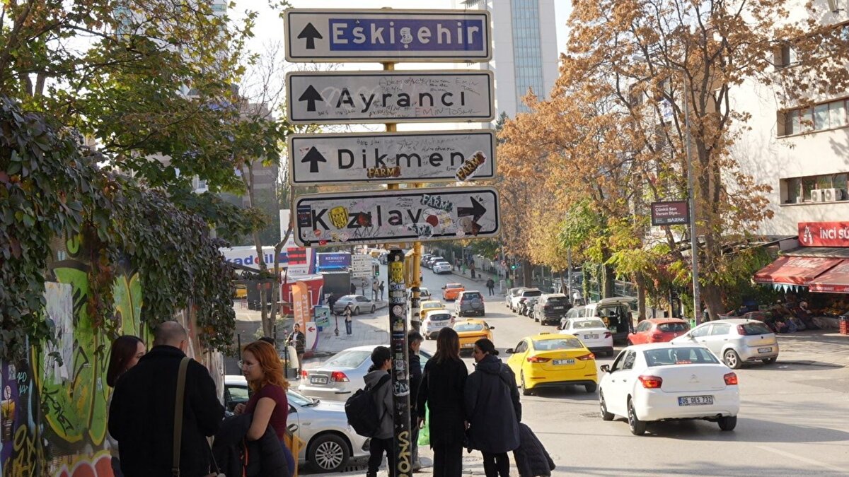 Ankara’da bir süre önce kimliği belirisiz kişiler tarafından sökülen ve sosyal medyada viral olan Kızılay tabelası yenilenirken, bu kez de sticker ve yazılarla kirletildi.