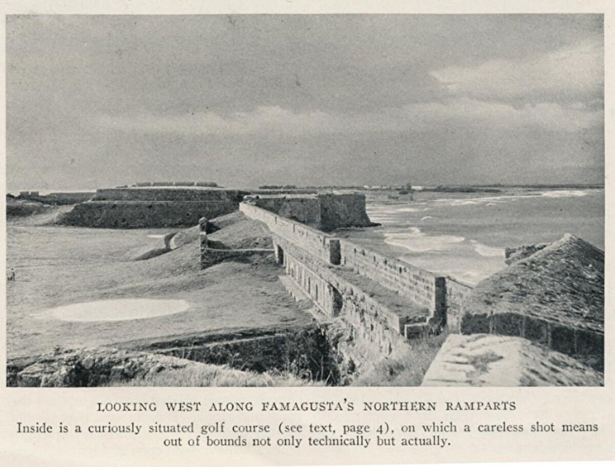 “Mağusa Kalesi'nin kuzey surları boyunca batıya bakmak”