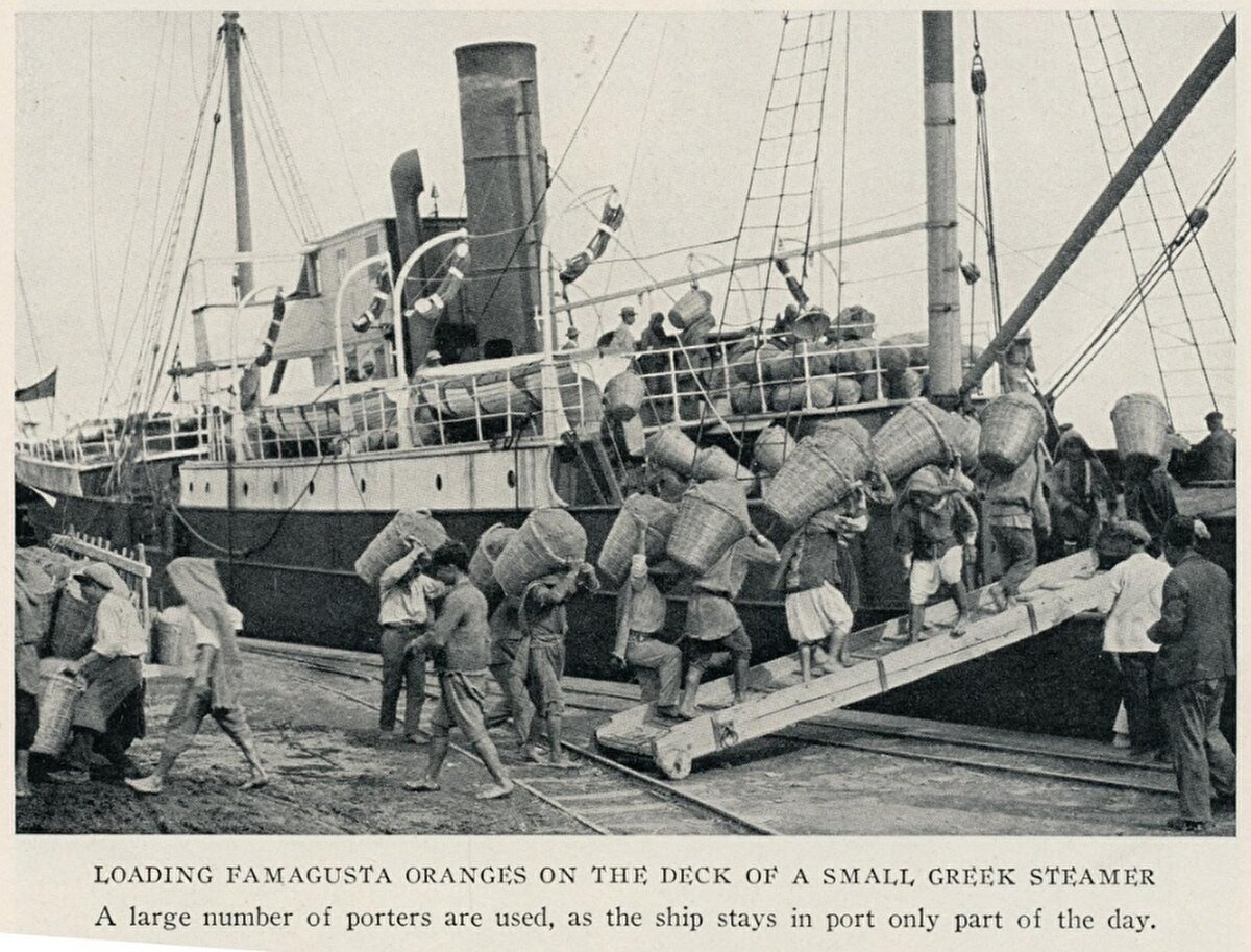 “Küçük bir Yunan vapurunun güvertesine Mağusa portakalları yükleniyor”