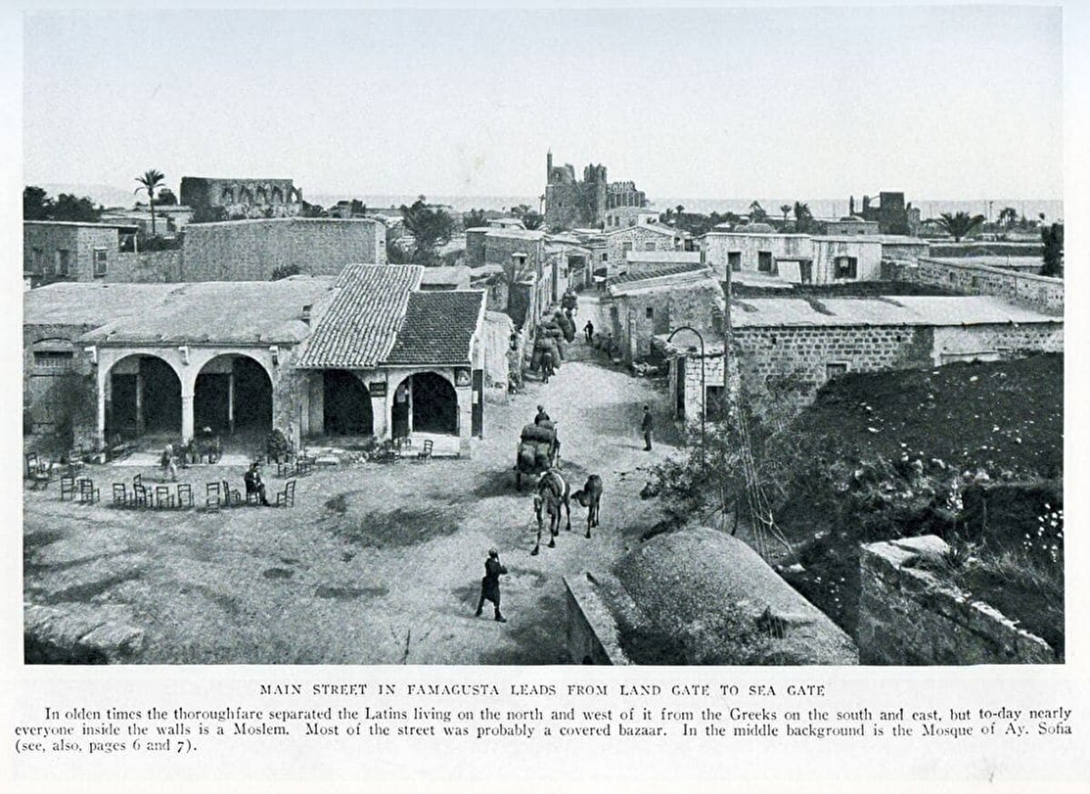 “Mağusa'daki ana cadde, kara kapısından deniz kapısına uzanır”