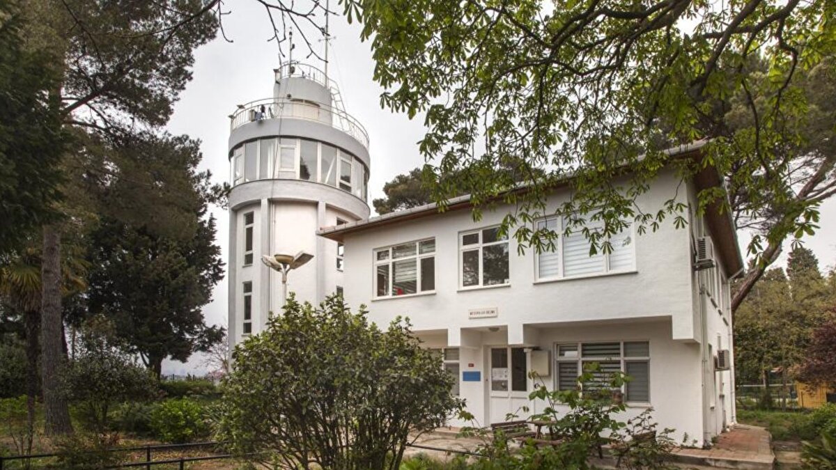 Simav'da meydana gelen depremlere değinen Özel, Simav ve Sındırgı fay zonlarının birbirinden bağımsız iki farklı sismik kaynak olduğunu ancak aynı açılma tektonik rejiminin etkisi altında bulunduklarını söyledi.<br><br>Özel, bu nedenle Simav'daki mevcut gerilimin Sındırgı segmentinde depremin oluş zamanını bir miktar öne çekmiş olabileceğini ancak iki fay arasında doğrudan bir tetiklenme ilişkisi bulunmadığını ifade etti.