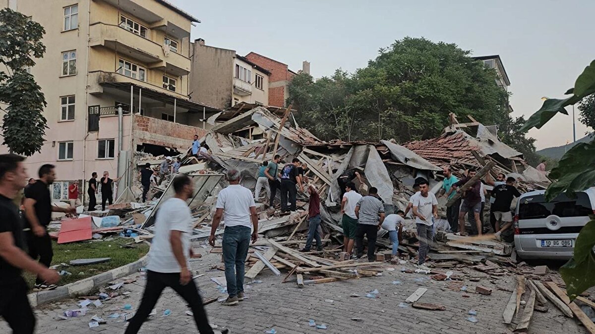 Prof. Dr. Özel, konferans için geldiği Tekirdağ'da yaptığı açıklamada, Ege Bölgesi'ndeki depremlerin "açılma zonu" olarak adlandırılan tektonik sistem içinde meydana geldiğini, bu bölgedeki fayların Kuzey Anadolu Fay Zonu'ndan tamamen farklı özellikler taşıdığını ifade etti.<br><br>Sındırgı, Simav, Kütahya ve Balıkesir'deki fay zonlarının Marmara'dakiyle aynı sistemde olmadığını belirten Özel, "Aralarındaki kilometre farkı az olsa da mekanizmaları farklıdır. Gerilme yani stres transferinin de kendi içinde bir mekanizması vardır. Sındırgı segmenti, Simav Fay Zonu'nun en kuzeybatı kesimini oluşturan ve Türkiye Fay Haritası'na göre yaklaşık 36 kilometre uzunluğa sahip bir segmenttir." dedi.