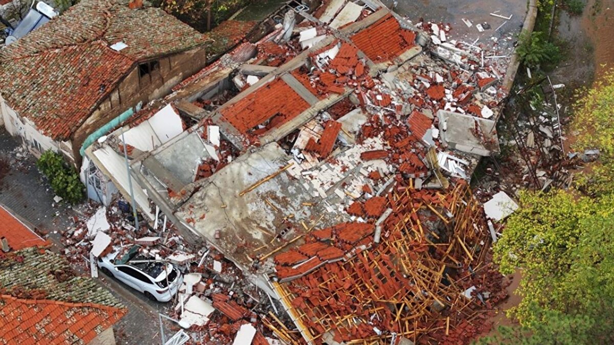 Özel, Marmara Denizi'nde Kandilli Rasathanesi'nin Japon araştırmacılarla işbirliğinde kurduğu 9 deniz tabanı sismometresi (OBS sistemi) aracılığıyla küçük depremleri ve bölgedeki stres dağılımını yakından izlediklerini anlattı.<br><br>En küçük sismik hareketlerin dahi izlendiğini belirten Özel, "Bu sistemler henüz gerçek zamanlı çalışmıyor. 7-9 ay aralıklarla veri topluyoruz ancak bu süreçte kaydedilen veriler, 9 aya kadar olan dönemde meydana gelen mikro depremleri dahi geriye dönük olarak incelememize olanak sağlıyor." dedi.