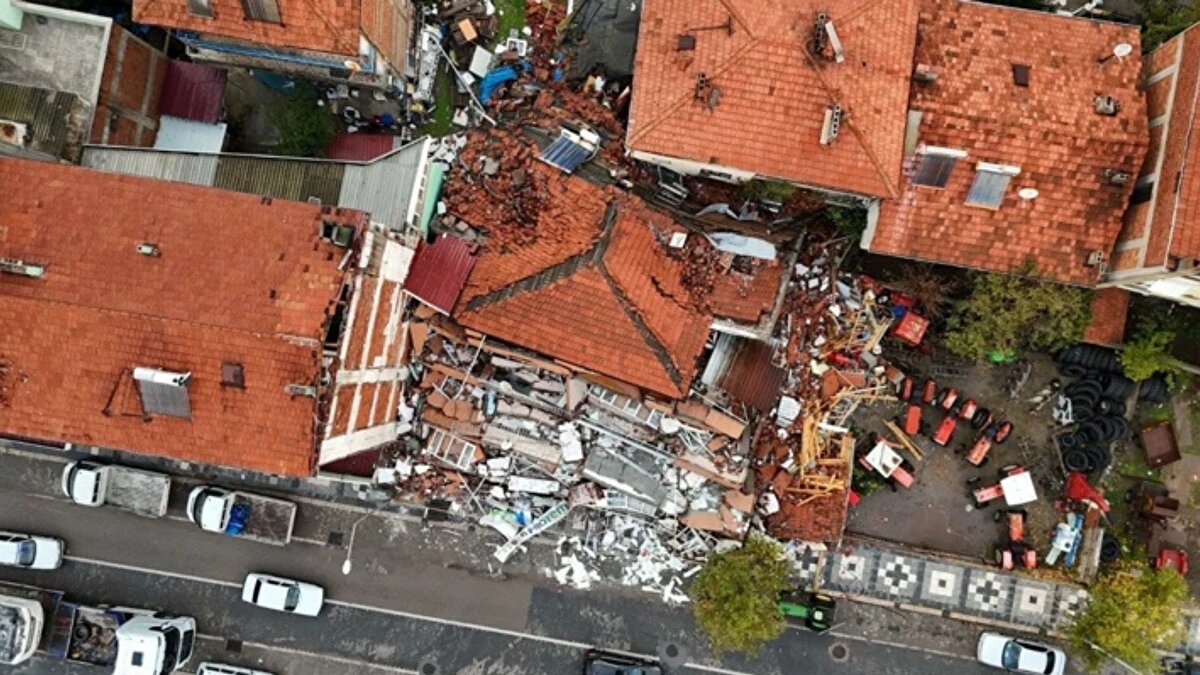 Olası depremde Marmara ne ölçüde tsunami üretir?<br><br>Özel, Türkiye'nin 8 bin 300 kilometrelik kıyı şeridinde tsunami erken uyarı çalışmalarının sürdüğünü dile getirdi.<br><br>Kandilli Rasathanesi olarak 2012 yılından bu yana 5,5 büyüklüğünün üzerindeki kıyıya yakın depremlerden sonra bilgi mesajı yayımladıklarını ifade eden Özel, "Marmara Denizi kapalı bir havza olduğu için büyük dalgalar beklenmez ama 30 santimetrelik su yükselmesi bile hasar yaratabilir." diye konuştu.<br><br>Tekirdağ'ın kıyılarında tsunami tehlikesinin belirlenmesi ve su baskını haritalarının hazırlanması için de çalışmalar yürüttüklerini bildiren Özel, deniz tabanı heyelanlarının da deprem sonrası ikinci afet riski oluşturduğuna dikkat çekti.