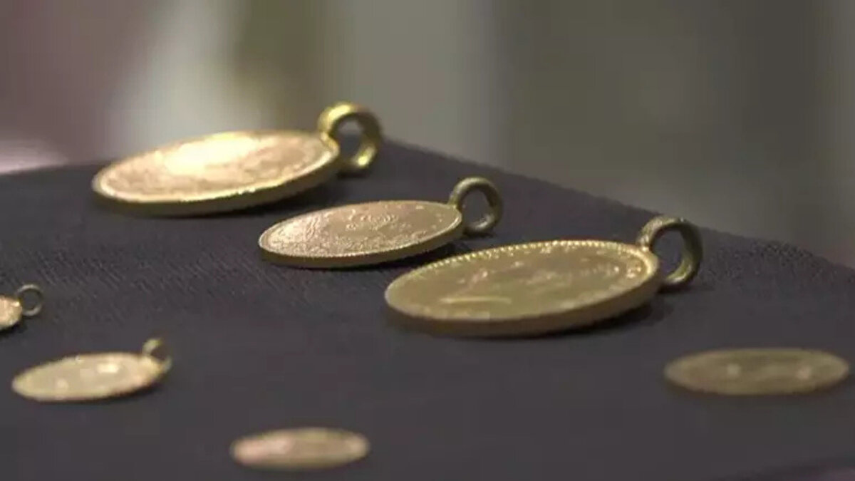 Uzman, iç piyasadaki yatırımcı davranışlarına da dikkat çekti. “Gram altının 6.300 TL seviyelerini gördüğü dönemde birçok kişi ‘biraz daha yükselir’ düşüncesiyle altına yönelmişti. Ancak bu dönemde alım yapanlar yüksek fiyattan girmiş oldular” diyen Sarı, son haftalarda tersine bir hareket başladığını belirtti. “Şu anda özellikle araç ve ev almak isteyen vatandaşlar altınlarını bozduruyor. Ocak ayında ÖTV artışı beklentisi nedeniyle birçok kişi altınını nakde çevirip araba alımına yönelmiş durumda” dedi.