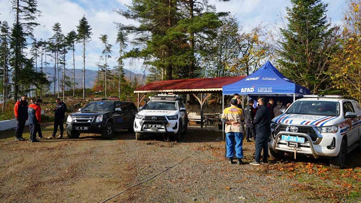 "Biz, kendisini mantarcı zannettik, ellerinde de herhangi bir şekilde poşet falan yoktu"<br><br>Anne ve oğlunu yolda yürürken gördüğünü söyleyen Ayşe Algın, "Ben mantar toplamadan geliyordum. Evin önünde, yolun kenarındaydım. Anne ile oğlu da yukarıdaki yoldan yürüyordu. Ellerinde hiçbir şey yoktu, normal yolda yürüyorlardı. Ellerimde eşya vardı, bu yüzden aramızda bir konuşma olmadı. Ağır olduğu içinde mecburen eve gelmek zorunda kaldım. Yoksa konuşurdum. Anne ile oğlunu kaybolduğu gün gördüm. Daha sonra ben gördükten sonra annem ile babamda görüyor. Bozkurt ilçesi ile Köseali köyü uzak, bir çocuk ile annesi buraya kadar yürüyemez. Deniz seviyesinden çok yüksek, yürümesi çok zor. Ellerinde hiçbir şey yoktu. Herhangi bir şekilde poşet falan bulunmuyordu. Annem ile babam da görmüş, ’bunlar çocukla buraya kadar mantara mı gelmiş’ demişler. Biz mantar toplamaya geldiklerini zannettik. Yoksa muhabbet ederdik. Köyde caminin yanında anne ile oğluyla konuşanlar olmuş, ’nereye gidiyorsun’ diye sormuşlar. O da ’ben Bozkurt’a gidiyorum, Bozkurt’a nasıl gidiliyor’ diye sormuş. Kadınlar da yolu tarif etmişler" dedi.