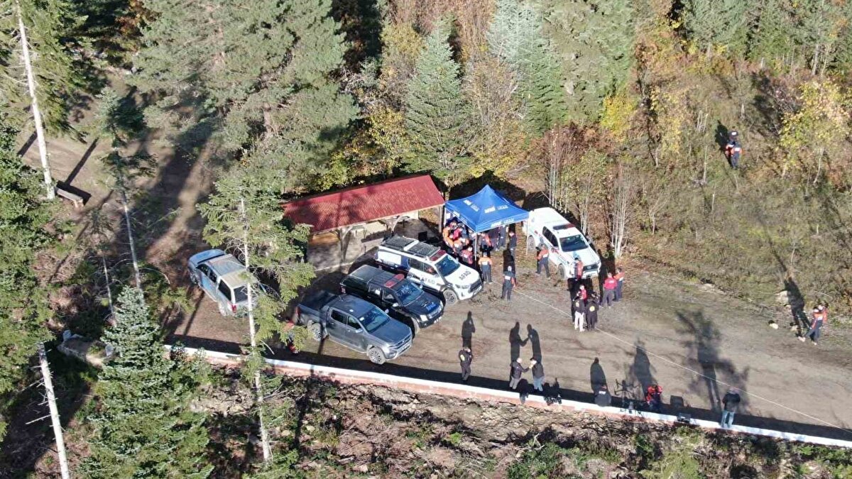 "Geç saatte olsa bu kadını köyden bir araç aldı, bu kadın bu köyde değil"<br><br>Köyde yaşayan Ayşe Sarıoğlan ise, "Ben kendi kendime söyleniyordum, çocukla buraya neden mantar toplamaya gelmiş diye kadına kızıyordum. Nereli olduğunu bilmiyordum. Bizler, kadının kaybolduğu gece imama misafirliğe gitmiştik. Sohbet esnasında konuşuldu. ’Köyden bir kadın ile çocuk geçti’ denildi. Hocanın hanımı, ’Ayşe teyze bende gördüm onları, Bozkurt’u sordular bana, ben de ters yöndesin, geri dön’ dedim. Köyden geçerken görenler var. Ben balkondaydım, ana yol üzerinde gördüm" diye konuştu.