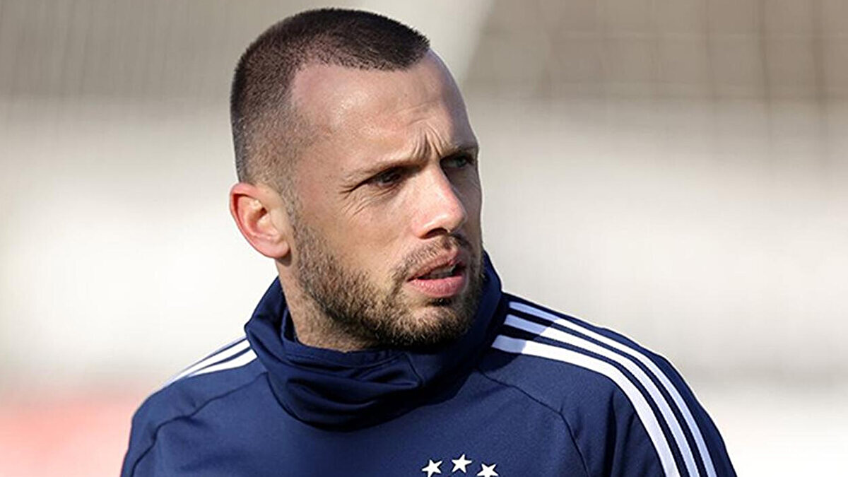 Ajax'ta teknik direktör John Heitinga birlikte asistanı Marcel Keizer de görevden alındı. <br><br>Teknik heyet sorumlusu Alex Kroes, Heitinga'yı görevden aldıktan sonra istifa etti.<br><br>Alex Kroes, ayrılığı sonrası şu cümleleri sarf etti: <br><br>“Bu acı verici bir karardı. Ancak son birkaç aya geriye dönüp baktığımızda, işlerin beklediğimizden farklı bir şekilde geliştiği sonucuna varmak zorundayız. Çok az ilerleme kaydettik ve çok fazla puan kaybettik. Bir teknik direktörün yeni bir takıma alışmasının zaman aldığını biliyoruz ve John'a bu zamanı verdik. Ancak Ajax için şu anda farklı bir teknik direktör ile yola devam etmenin en iyisi olduğuna inandık."