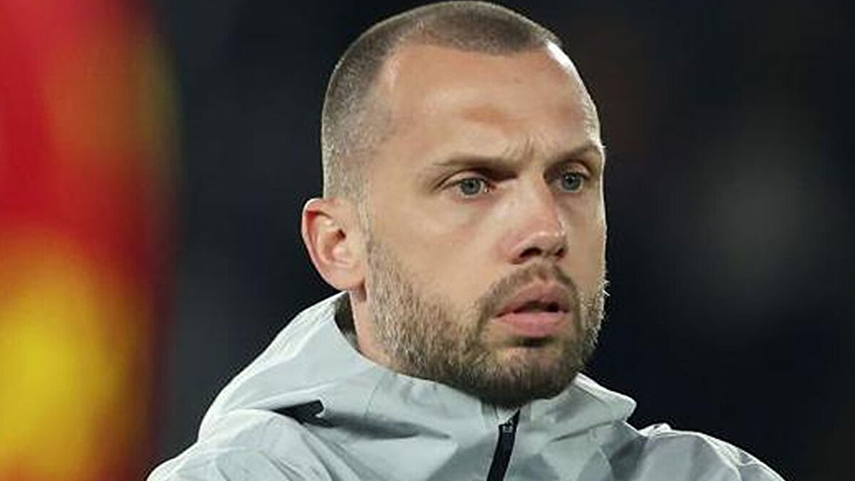 Sezon başında Ajax'ın başına geçen 41 yaşındaki teknik adam, çıktığı 15 maçta 5 galibiyet, 5 beraberlik ve 5 mağlubiyet alırken 1.33 puan ortalaması tutturdu.