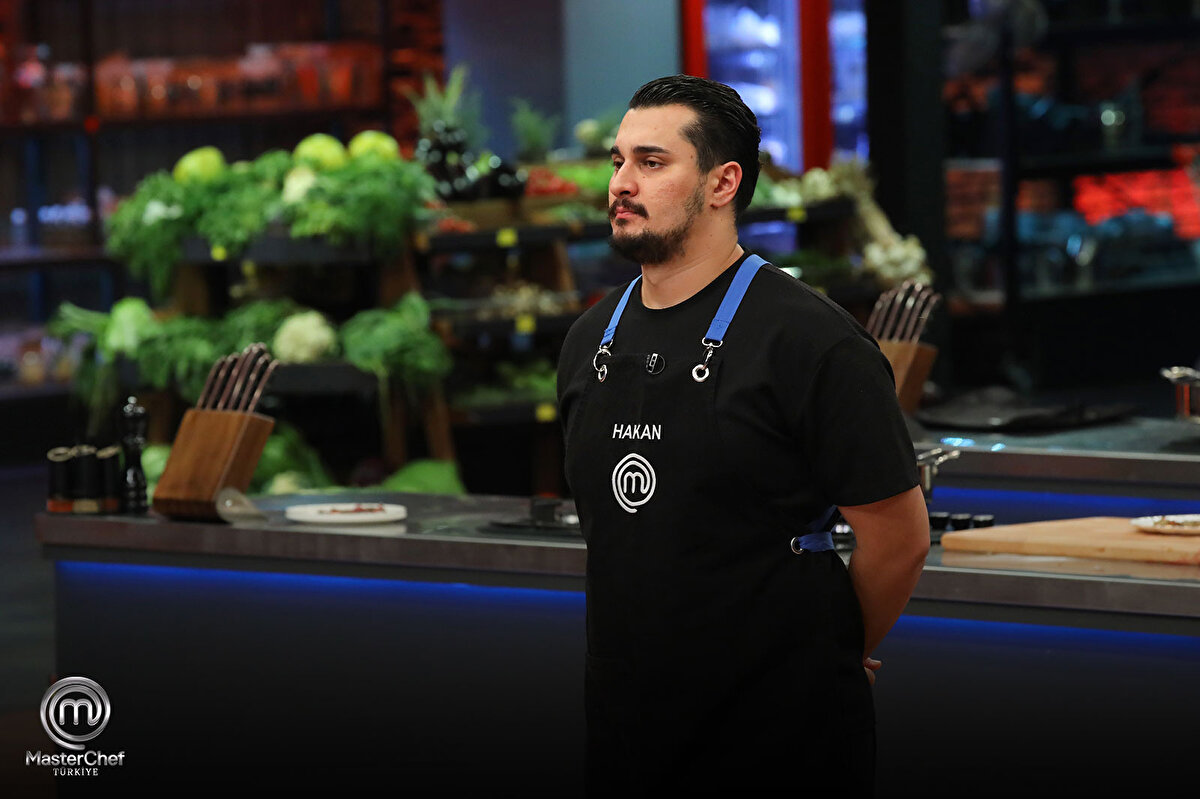 MasterChef Eleme Adayı Kim Oldu?<br><br>Dokunulmazlık oyununu kaybeden Furkan kaptanlığındaki Mavi Takım ise gecenin sonunda bireysel dokunulmazlık ve ardından konsey oylaması için toplandı. Takım içinde yapılan oylama sonucunda haftanın 3. ve 4. eleme adayları belirlendi.