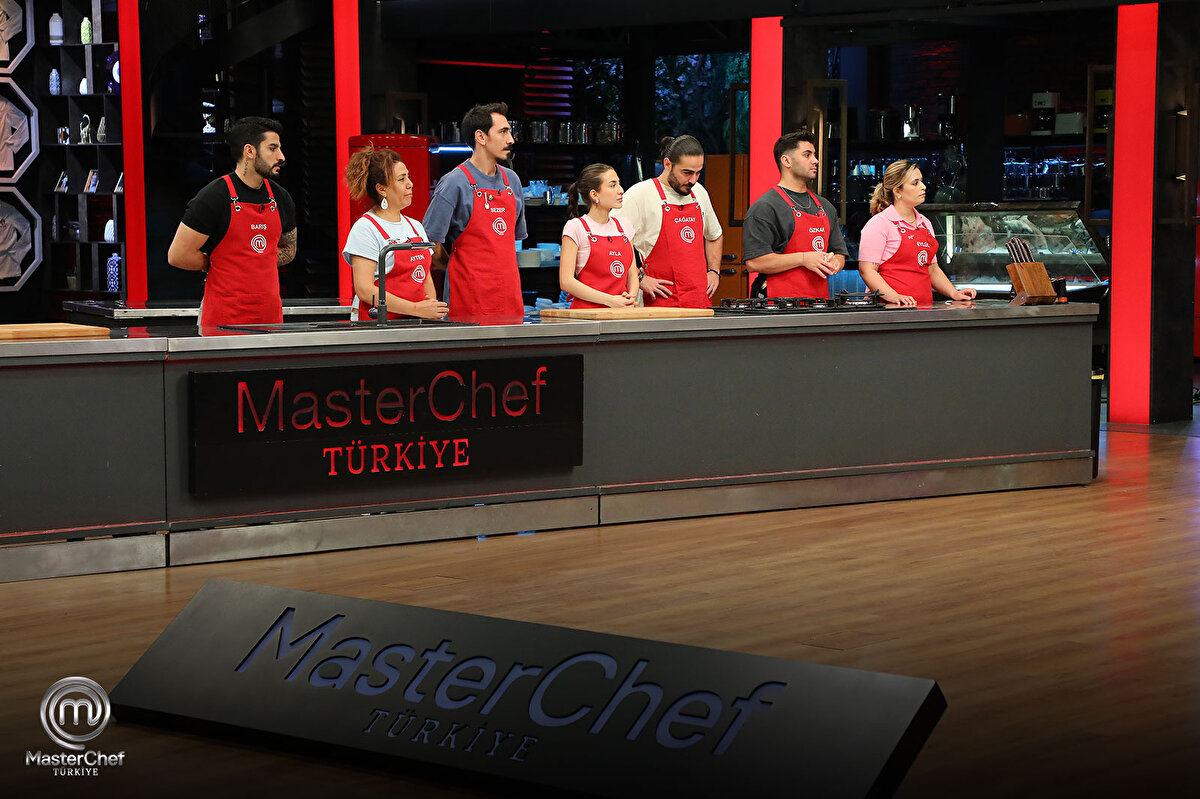 Dokunulmazlığı Hangi Takım Kazandı?<br><br>Şeflerin tadımı ve değerlendirmesi sonucunda, zorlu mücadelede galip gelen taraf Kırmızı Takım oldu. Dokunulmazlığı kazanan Kırmızı Takım, eleme stresi yaşamadan bir sonraki oyuna geçmeye hak kazandı.