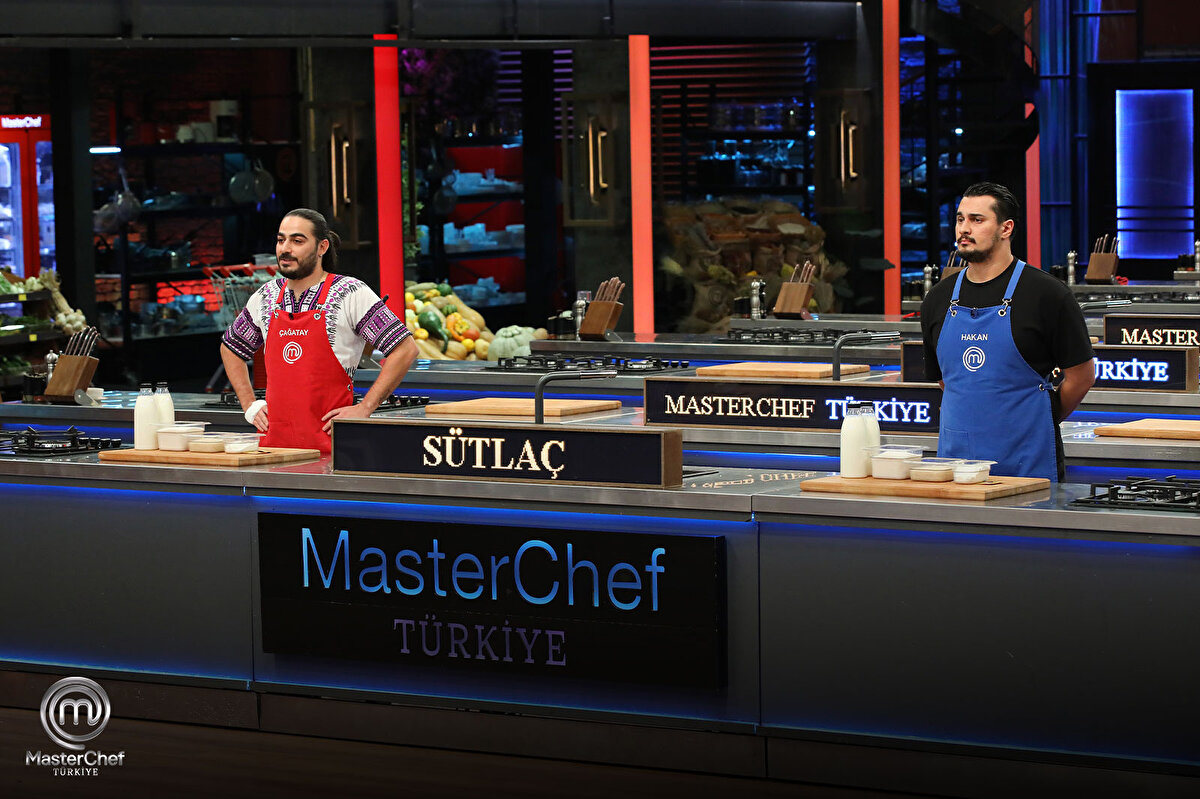 TV8'in büyük ilgiyle takip edilen yarışma programı MasterChef Türkiye'de rekabet hız kesmeden devam ediyor. 5 Kasım akşamı ekranlara gelen yeni bölümde, Mavi ve Kırmızı Takım yarışmacıları haftanın üçüncü dokunulmazlık oyunu için kıyasıya bir mücadele sergiledi.