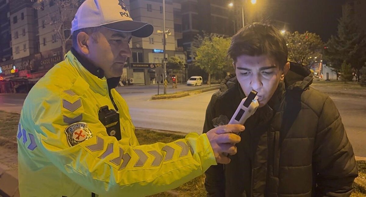 Polis ekipleri yolda güvenlik önlemi alırken, B.İ., sağlık ekiplerinin tedavi talebini reddetti. Polis ekipleri tarafından yapılan kontrollerde B.İ.’nin 1.74 promil alkollü olduğu belirlendi.