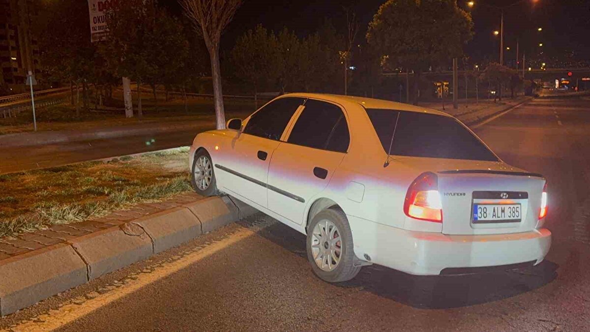 Edinilen bilgiye göre, Melikgazi ilçesine bağlı Ertuğrulgazi Mahallesi Erkilet Bulvarı’nda meydana gelen kazada; B.İ: yönetimindeki 38 ALM 385 plakalı otomobille direksiyon başında uykuya dalarak, kaldırıma çıktı.