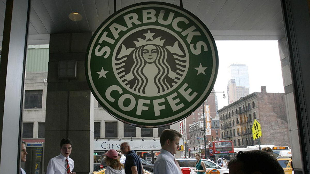 Şirketten açıklama<br><br>Starbucks sözcüsü Jaci Anderson, grev kararını "üzücü" bulduklarını söyleyerek, "Onlar geri dönmeye hazır olduklarında, biz de konuşmaya hazırız" ifadelerini kullandı.<br><br>Şirket CEO’su Brian Niccol ise CBS News'e verdiği röportajda, sendikanın taleplerini "mantıksız" bulduğunu belirtti ve "Zaten sektördeki en iyi ücretleri ve yan hakları biz sağlıyoruz" dedi.